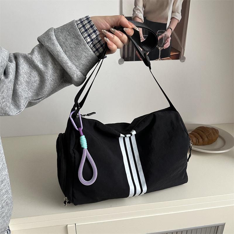 

Популярная универсальная вместительная сумка-мессенджер для通勤, женская осенняя новинка, высококлассное ощущение, модная повседневная сумка-мессенджер для выхода в свет чёрный