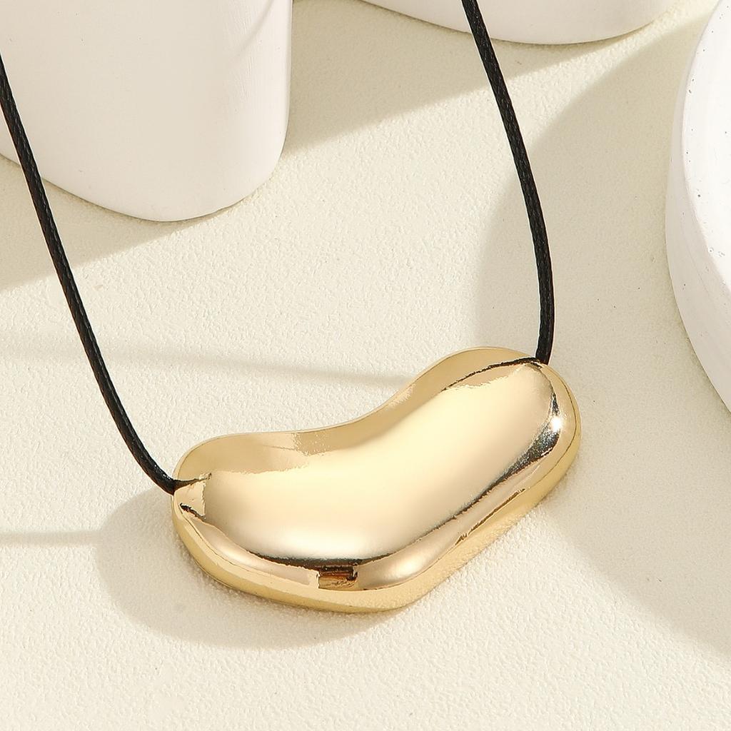 European and American Popular Style Korean Velvet Metal Peach Heart Necklace High-end Light Luxury Sweater Chain