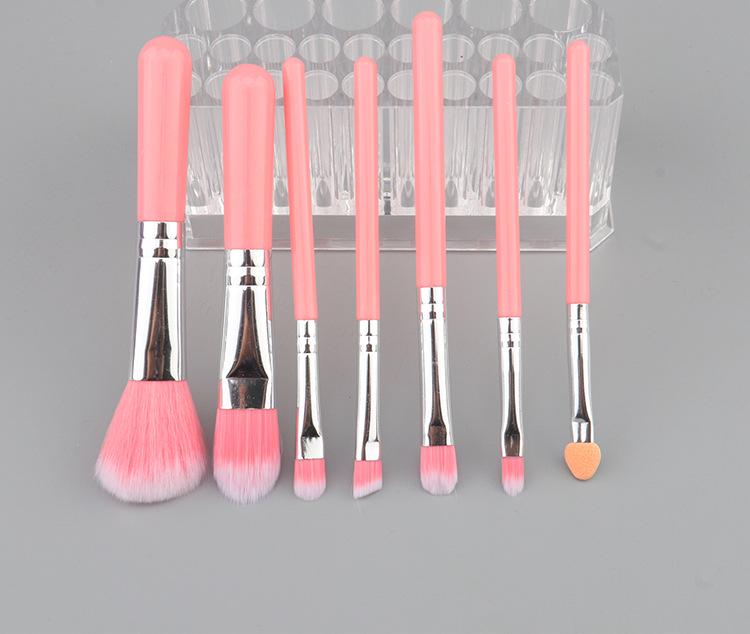 

Розовый набор из 7 кистей для макияжа: Включает круглую кисть для румян, кисть для теней и другие инструменты для красоты.