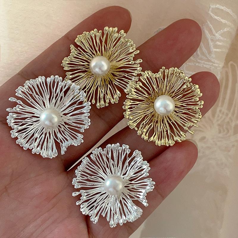 Light Luxury High-End Sense Bright Fireworks Pearl Stud Earrings Women'S Elegant Retro Personality Fashion Temperament Versatile Earrings