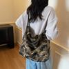 Nuova Borsa da Donna alla Moda con Manico Superiore di Grande Capacità Elegante e Versatile Borsa da Lavoro Borsa a Spalla Casuale e Semplice Borsa Tote Camouflage