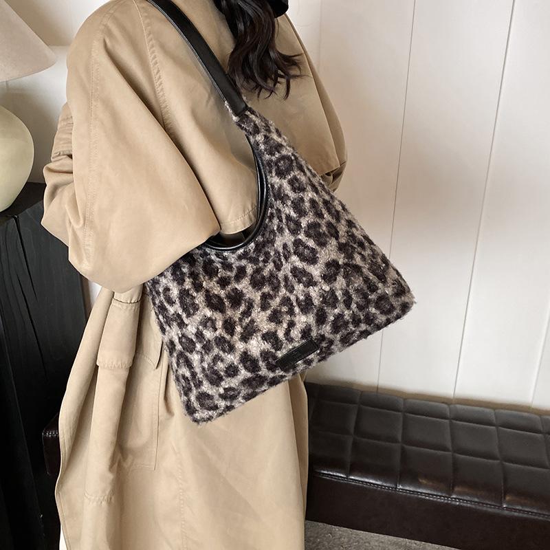 Plush Leopard Print Messenger Bag Autumn and Winter New High-end Women's Shoulder Bag Niche Design Fashion Underarm Bag