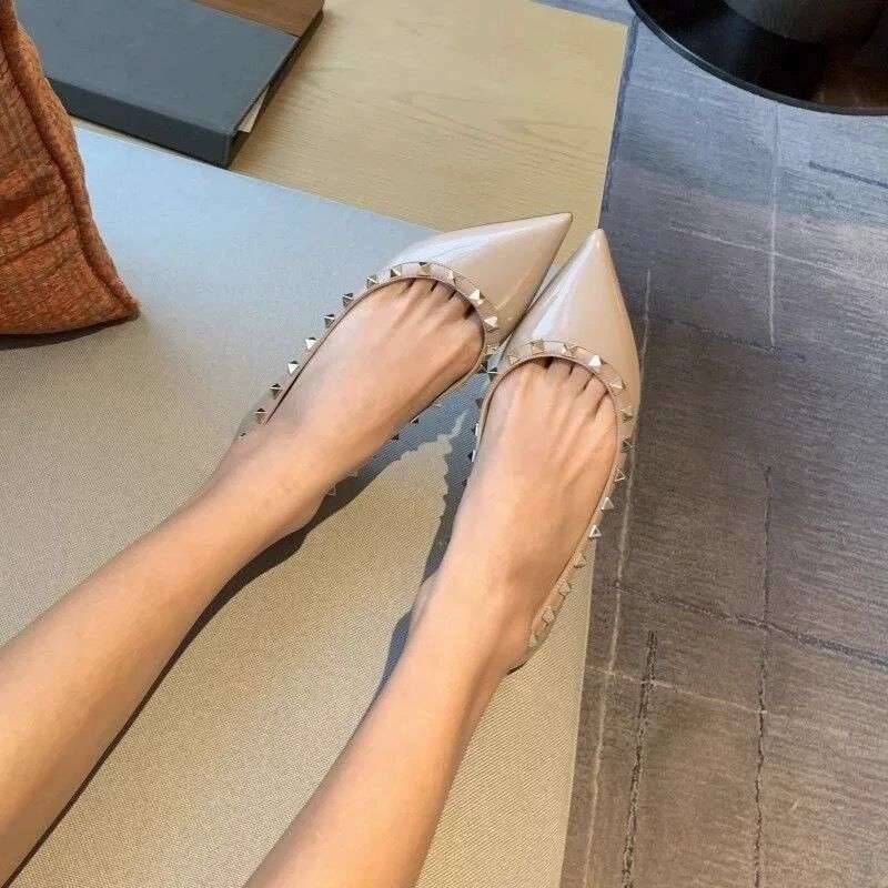 French beautiful single shoes spring and autumn new with skirt nude black inner heightening rivet tip red Mary Jane shoes