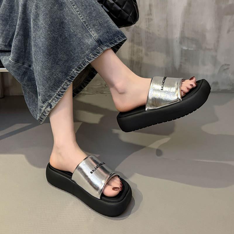Casual thick-soled muffin one-word slippers for women to wear in the summer of 2025, new models for stepping on shit, beach fashion, cool slippers