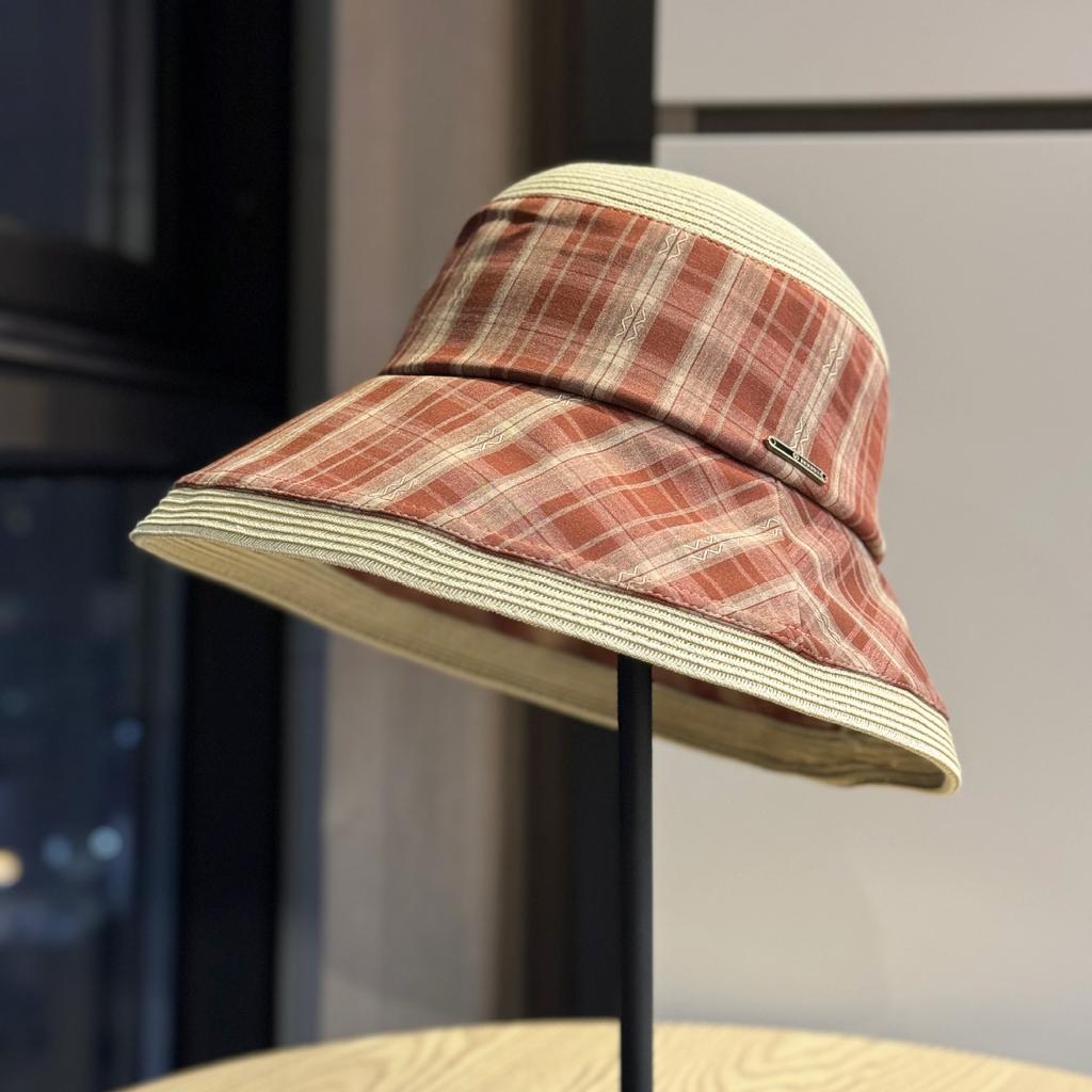 The Korean-style mixed-style personalized sun hat for women in spring and summer is simple, versatile, and sun protection. It features a large brim