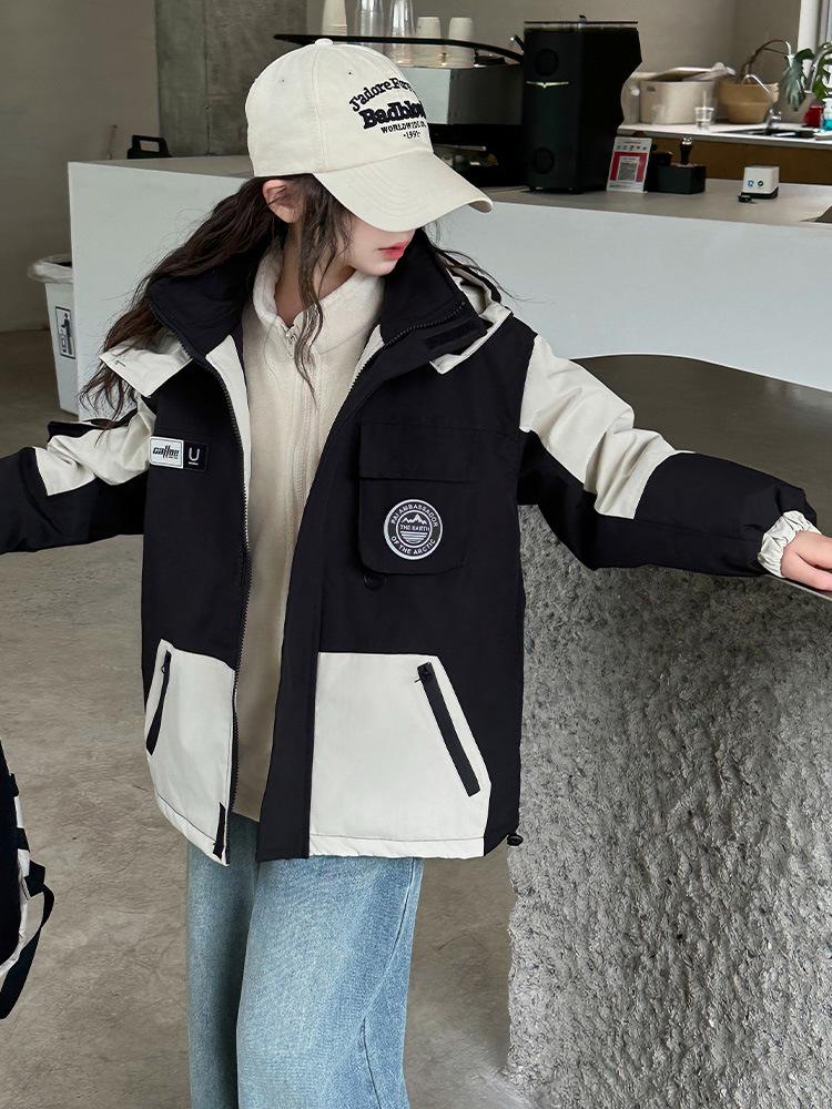 Girls' 2025 Three-in-One Windbreaker: Waterproof, Windproof, and Thickened for Autumn and Winter. Loose-fitting, Trendy Outdoor Coat.