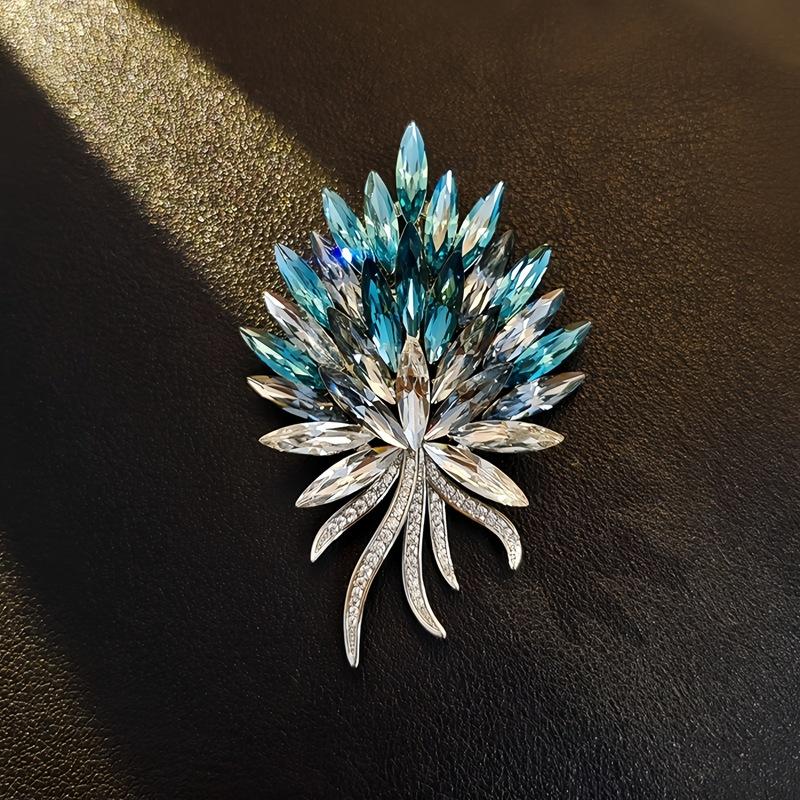 High-End Light Luxury Flower Brooch Female Heavy Industry Design Sense Animal Brooch Diamond Corsage Coat Clothing Accessories