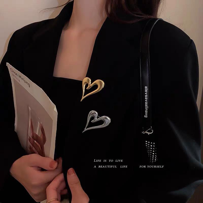 European and American Simple Heart Brooch - Women's Retro Suit Lapel Pin Accessories