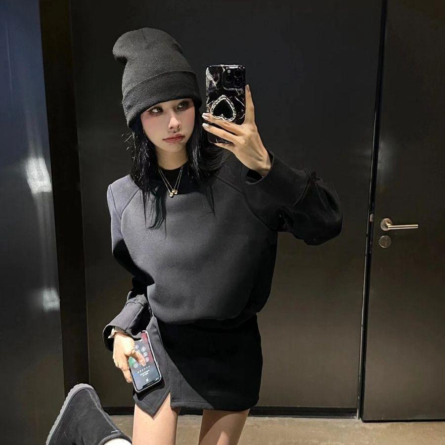 

Korean Style Autumn Set: Slim-Fit Long-Sleeved Top & High-Waisted Bodycon Skirt. S [Recommended under 95 lbs]