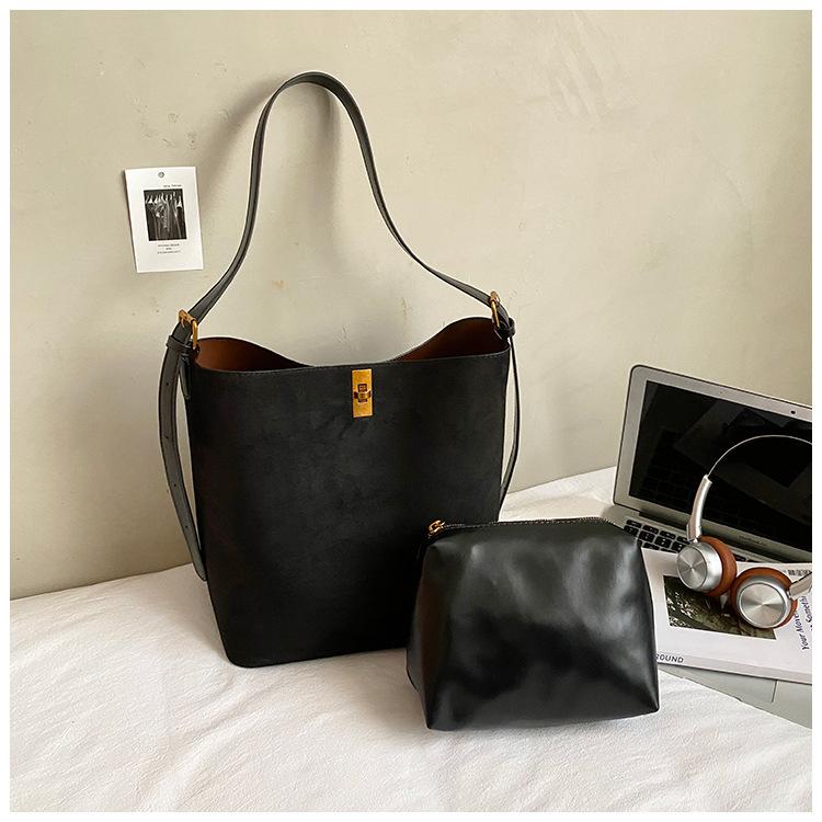 Autumn and Winter Bucket Bag Retro Suede Large-capacity Tote Bag Women's 2025 New Versatile Single Shoulder Messenger Mother and Child Bag