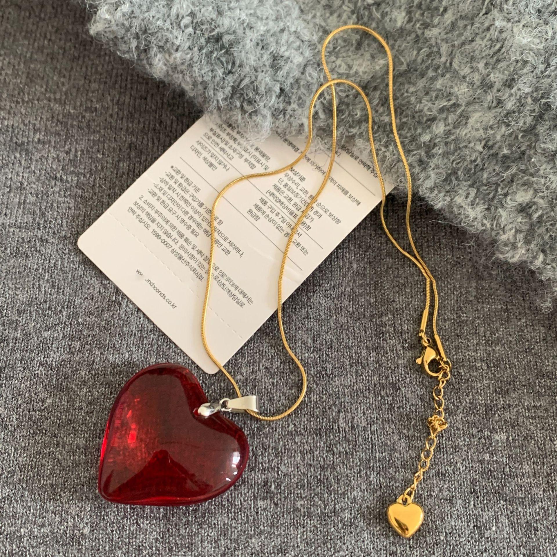 

Titanium steel resin love pendant necklace ins simple collarbone chain niche temperament versatile jewelry women