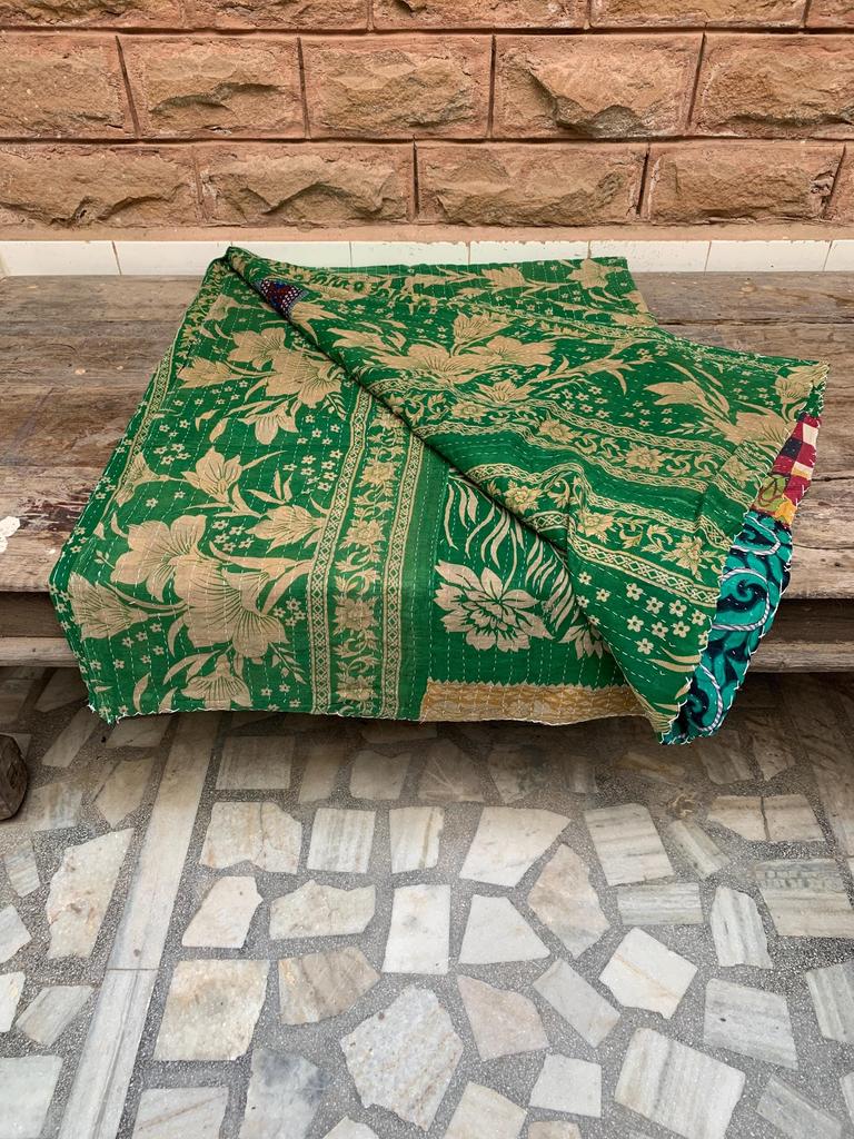 Vintage Kantha Quilt: Handgenähte florale Baumwoll-Überwurfdecke