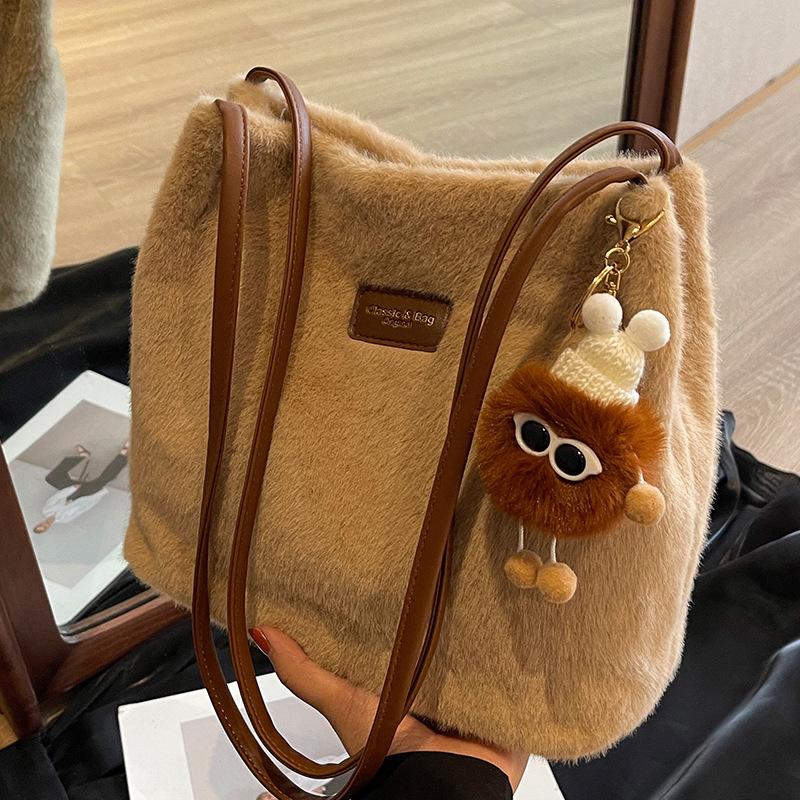 

Plush bag women s large capacity 2025 new autumn and winter versatile shoulder bucket bag premium tote bag хакі