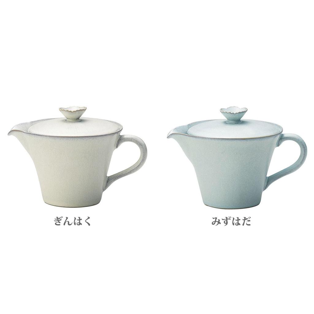 This 280ml teapot features a matte finish and a flower-shaped design. It's made of Seto ware and features a light blue Mizuhada finish. It