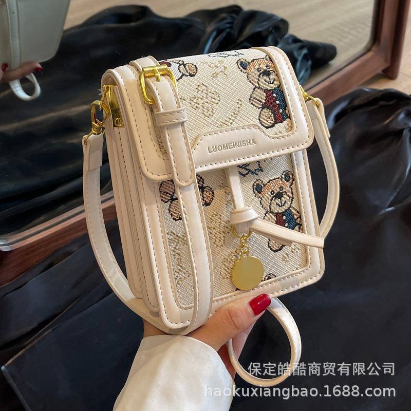 Internet Celebrity Explosion Super Fire Niche Design Bag Women 2025 New Popular Versatile Messenger Bag Small Square Bag Mobile Phone Bag