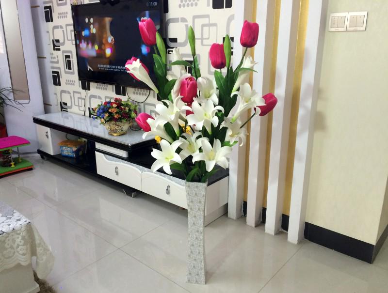Künstlicher Hochzweig-Lilienstrauß: Seiden- & PU-Tulpen für Wohnzimmer-Bodendekoration