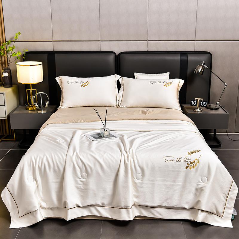 

Летнее охлаждение с помощью комплекта из четырех предметов из стираного шелка Летнее одеяло с вышивкой из ледяного шелка с широкими краями и кондиционером 150*200cm 4PCS