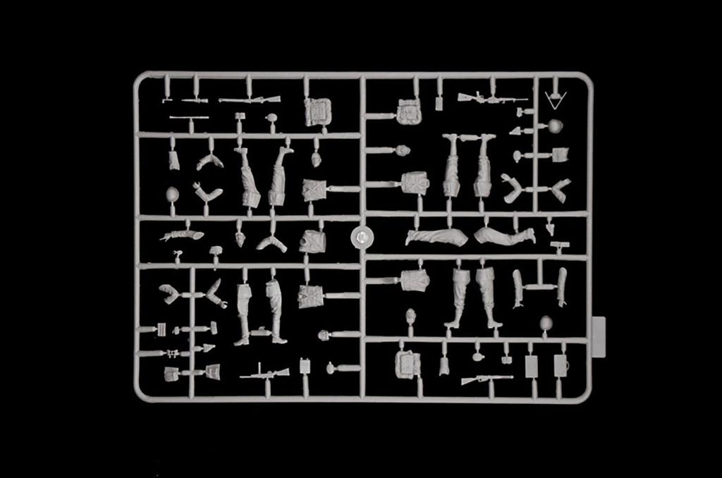 PLATZ Italeri WW2 Italian Carlo Armato Serie I with Infantry Figure Plastic Model IT6543 1/35 M14/40 (Tank)