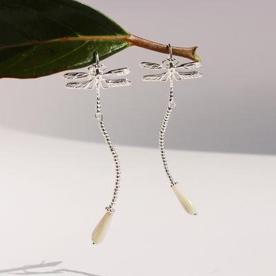 Eleganti e Raffinati Orecchini a Goccia con Libellula Nuovi Cinesi Guscio Bianco Naturale Orecchini Freddi Orecchini Originali 608