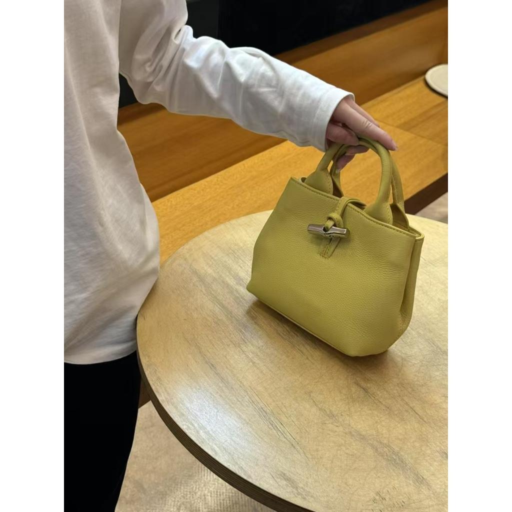 2025 Borsa da donna borsa a tracolla alta qualità primo strato pelle bovina borsa a secchiello portatile borsa di bambù versatile moda borsa in pelle da donna