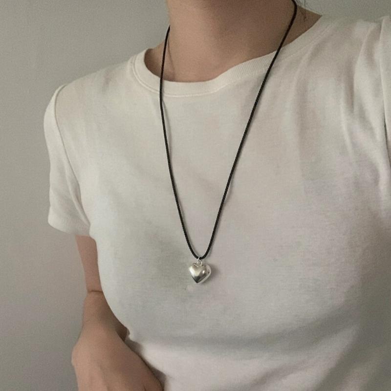 Fashion Trend Niche Sense Love Pendant Collarbone Chain Temperament Simple Cold Wind Adjustable Black Rope Necklace