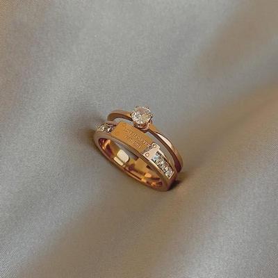 Elegante anillo de acero y titanio con gemas de doble capa para mujer