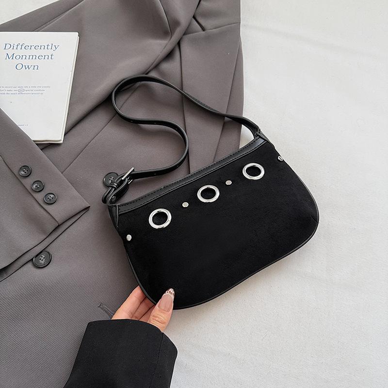 

Корейская версия нишевый набор ретро иностранный стиль заклепки сумка под мышкой женская 2025 осень новая замшевая модная сумка на плечо чёрный