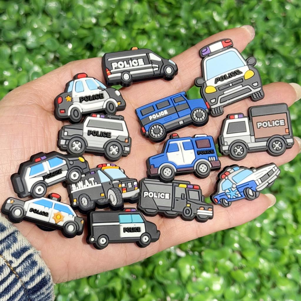 13 Piezas Dibujos Animados Vehículos Coche de Policía PVC Amuletos para Zapatos Para Pulseras DIY Sandalias Accesorios para Zapatos Zapatos de Jardín Decoración con Botones