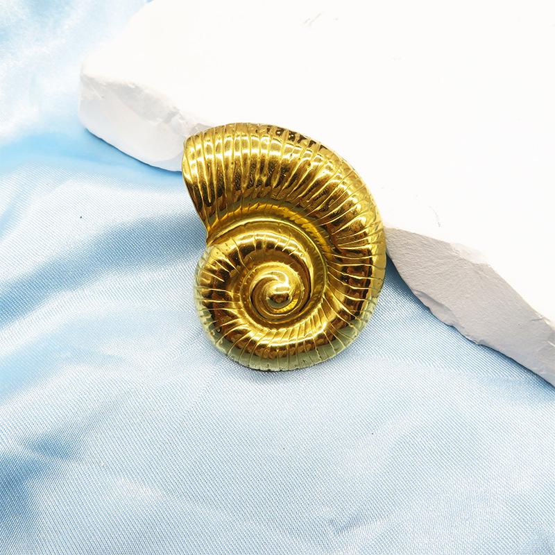 

Европейский и американский набор ожерелий с морскими раковинами: Подвеска из нержавеющей стали с 18-каратным золотым покрытием, Преувеличенное кольцо, Титановые серьги, Пляжный стиль. 18K