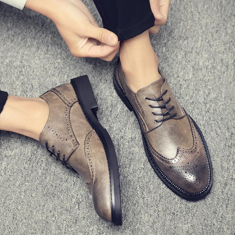 Fashion New Designer Big Size Retro Carved British Wedding Shoes Men Summer Autumn Brogue Shoes Male Solid Color Lace Dress Shoe Man