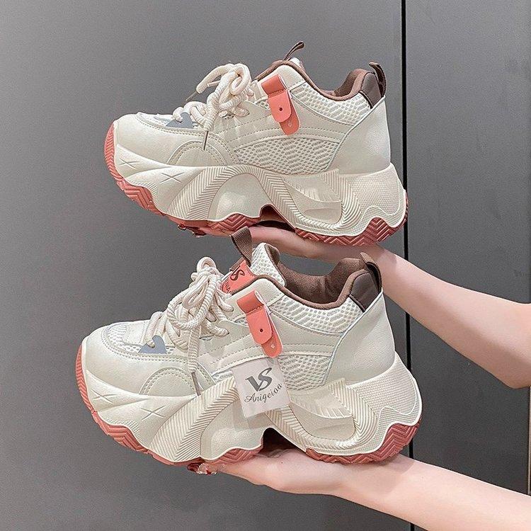 Small women with visible feet, new breathable mesh sneakers in autumn, thick-soled small people increase in height