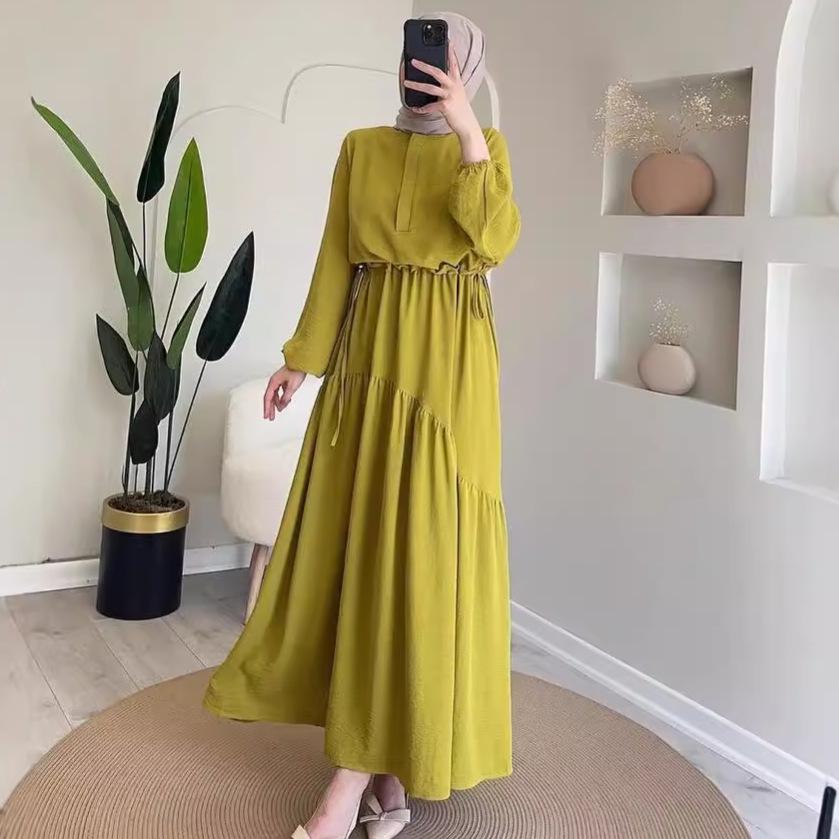 Zestaw na jesień 2024: top z okrągłym dekoltem w jednolitym kolorze i plisowana spódnica z wysokim stanem