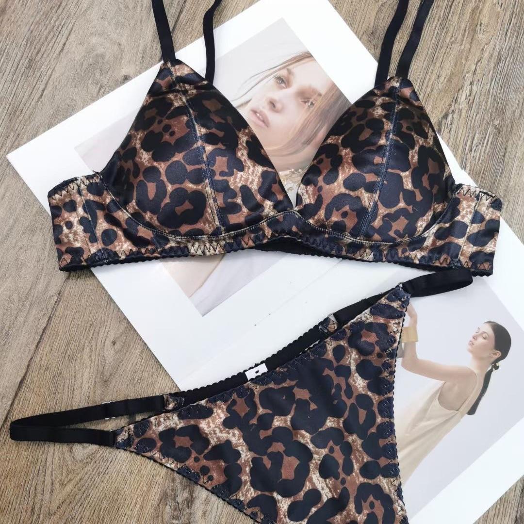 

Французский атласный бесшовный комплект нижнего белья с треугольными чашками - Без косточек, Доступны маленькие и большие размеры Extra Large