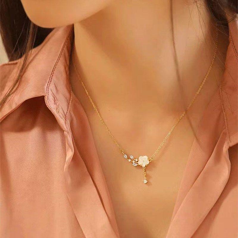 Shell Flower Lady Necklace High-end Design Shell Ladies Pendant Jewelry Gift