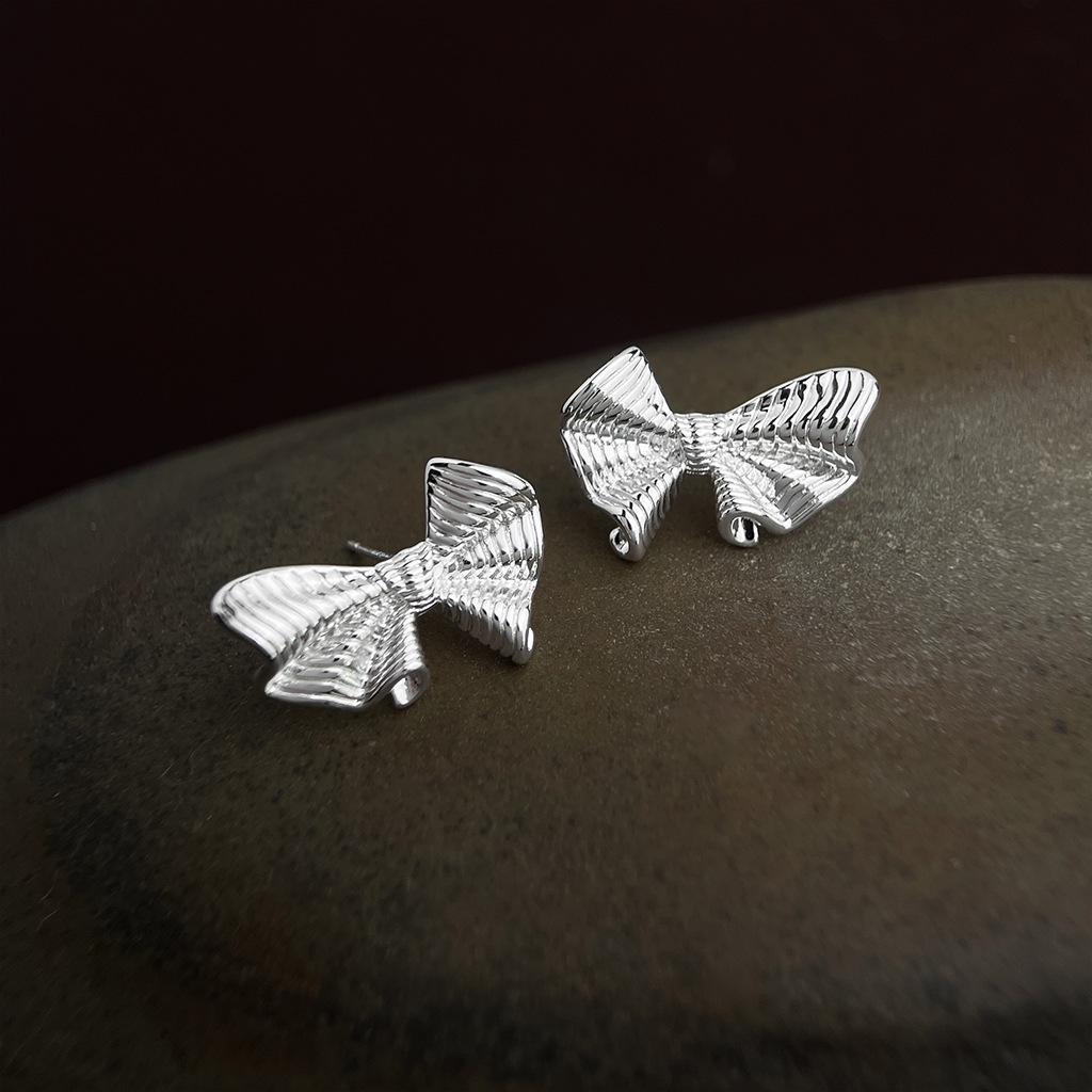 

Толстые серьги-пусеты с текстурированным бантом с серебряным покрытием - Шикарный, легкий люкс и элегантный дизайн