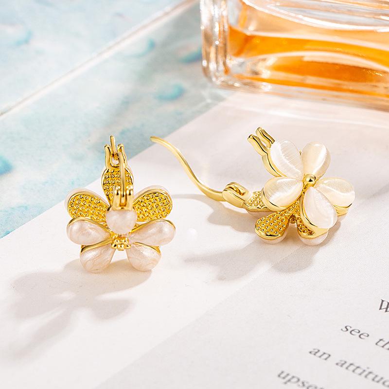 Double-Sided Glazed Cat's Eye Flower Earrings - Niche Design, High-End Autumn/Winter Ear Studs, Light Luxury for Women.