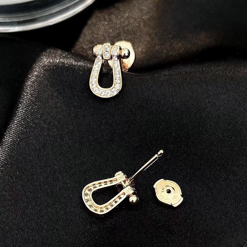 18K Gold Electroplated Diamond Horseshoe Stud Earrings - Shiny, Luxurious Fashion Gift for Girlfriend