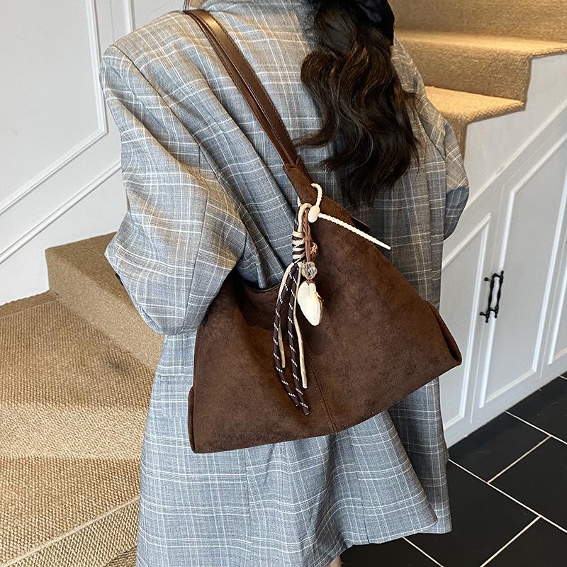 Stylish Suede Retro One-Shoulder Tote: Versatile Large-Capacity Commuter Bag