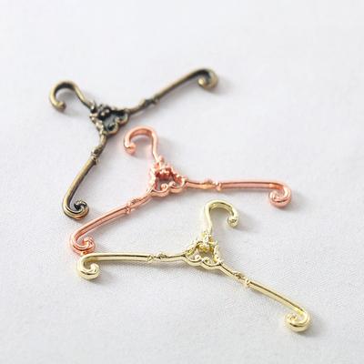 2Pcs/Bag Miniature Retro Coat Hanger Model Simulation Decoration Dollhouse Accessories Micro Landscape Props Kids Play Toys Gift