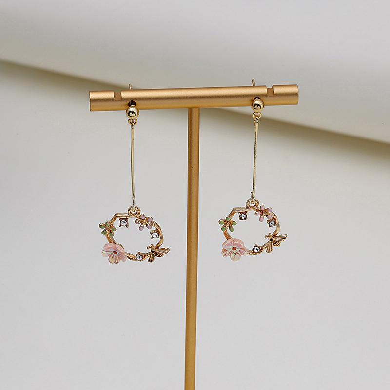 1Pair Hollow Wreath Flower Earrings For Women  Sweet Bee Stud Earring Girl Wedding Party Jewelry