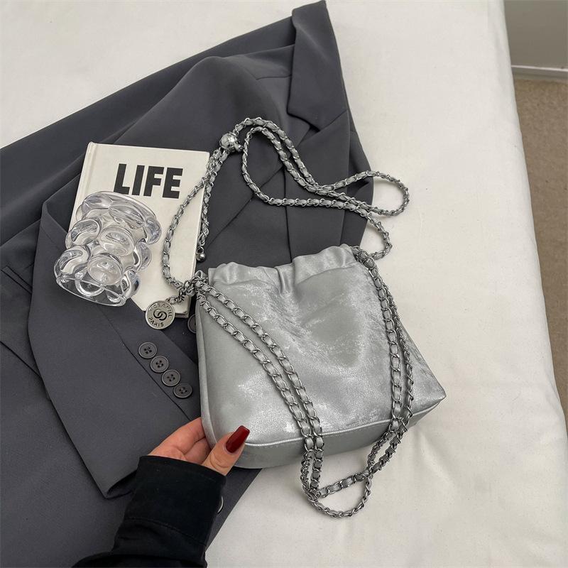 

2024 весна и лето новая мода повседневная сумка через плечо с цепочкой сумка-мессенджер облако нишевая эстетическая индивидуальная сумка-ведро