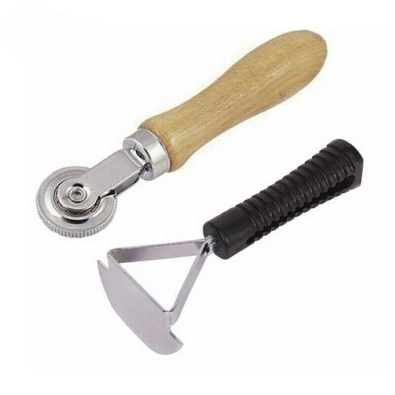 

Основные инструменты для ремонта автомобильных шин, включая ролик и скребок для лайнера