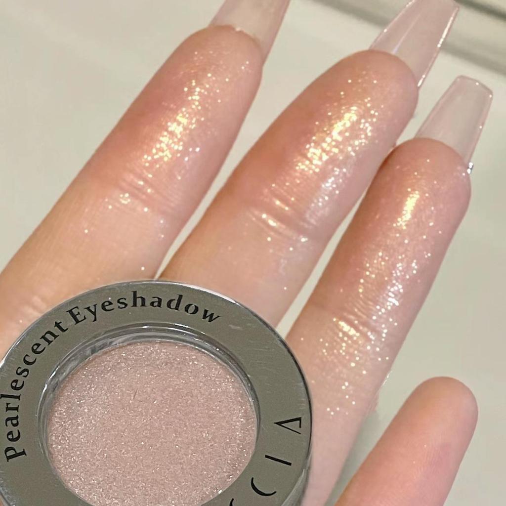 FAICCLA Fei Xi Shimmering Eyeshadow: Soft, Glutinous Texture with Bright, Highlighting Shimmer.