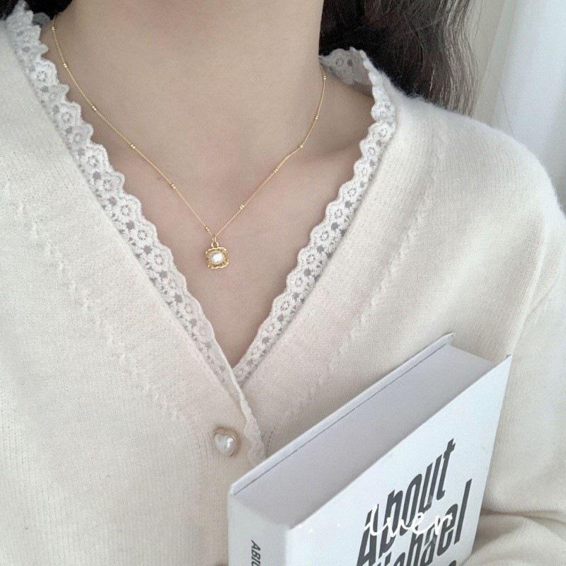 Elegant Shell Pearl Clavicle Necklace for Women - Simple, Versatile, and Fashionable Style.