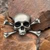 Heiß 1 Stück Personalisierte Totenkopf-Kreuzschwert-Broschen für Damen Herren Vintage Gothic Metall Geisterkopf-Abzeichen Party Schmuck Anstecker