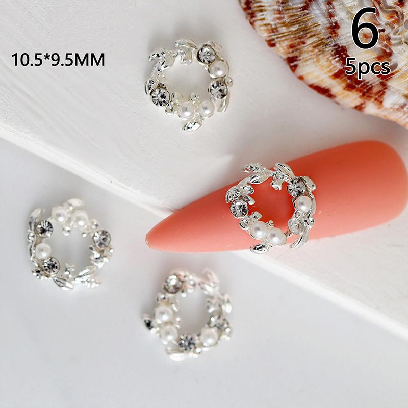 

5Pcs Mocha Flower Wreath Pearl Zircon Nail Art Charms Christmas Wreath Design Crystals Jewelry Nail Art Decoration as the picture