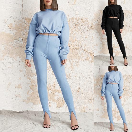 

Женская короткая блузка с длинным рукавом и завязками, узкие брюки с разрезом, спортивный костюм