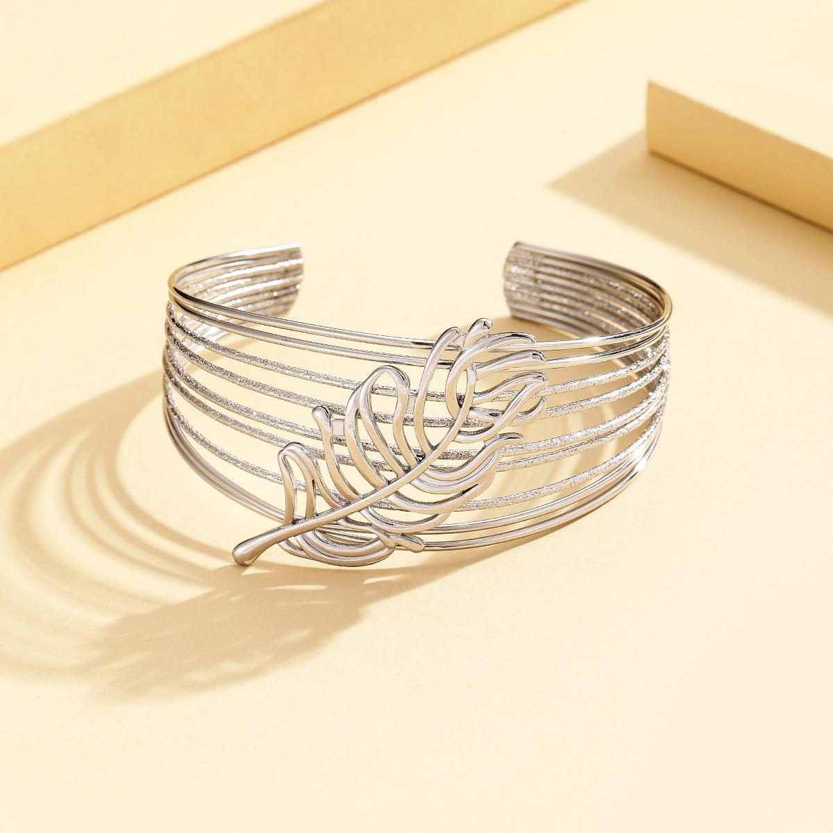 Elegant 18K Gold Layered Leaf Open Bangle: Personalized Hollow Design in Stainless Steel