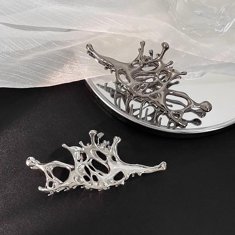Punk Metal Hair Claw Clip for Thick Liquid Irregular Pattern Barrettes Hair Non-Slip and Stylish Accessory Silver Color Hairpin