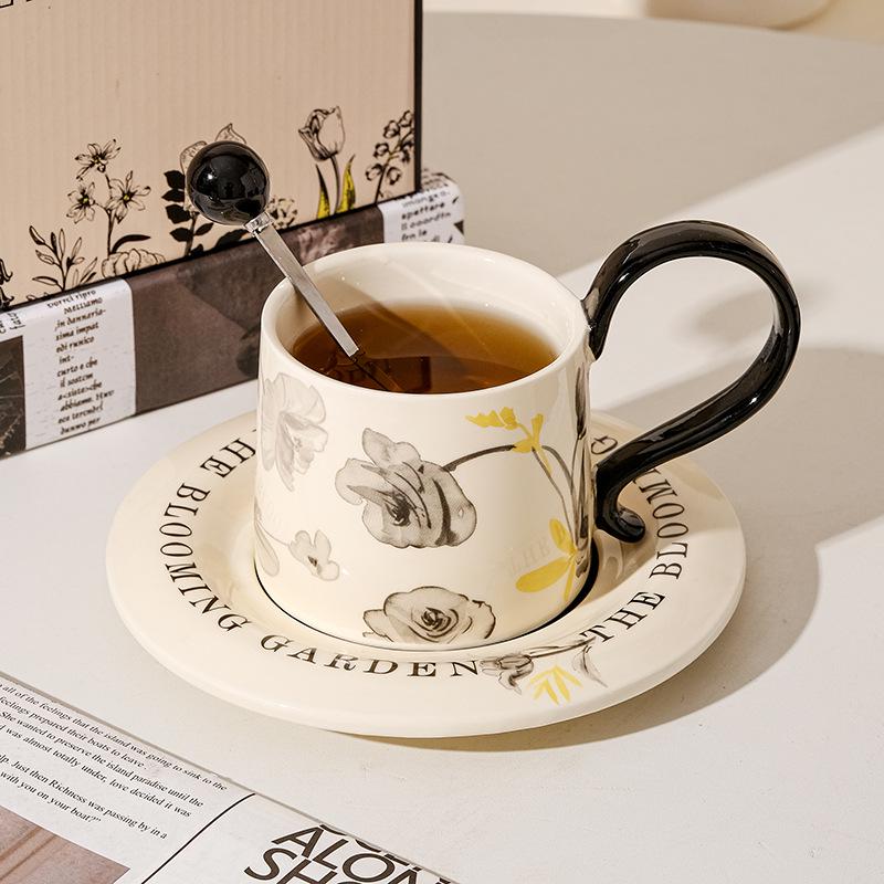 Luksusowy Zestaw Retro Ceramicznej Filiżanki do Kawy i Spodka na Popołudniową Herbatę - Eleganckie Pudełko Prezentowe w Zestawie